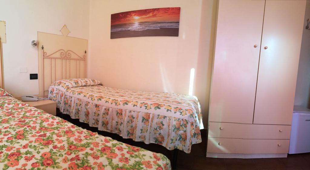 מרינה די צ'צ'ינה Lungomare Hotel מראה חיצוני תמונה