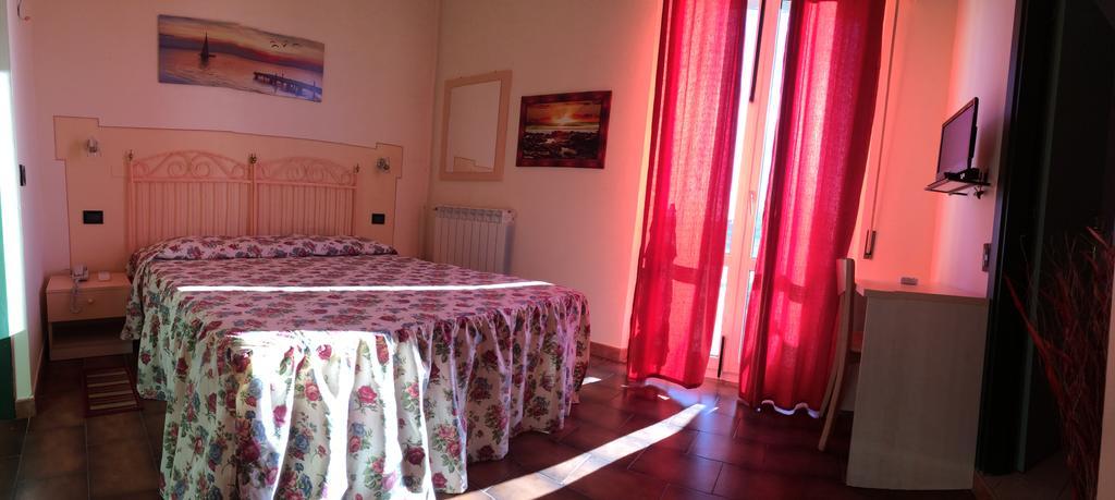 מרינה די צ'צ'ינה Lungomare Hotel מראה חיצוני תמונה