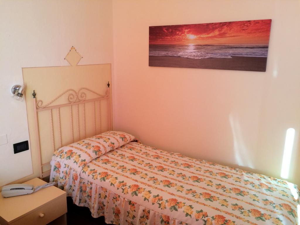 מרינה די צ'צ'ינה Lungomare Hotel מראה חיצוני תמונה