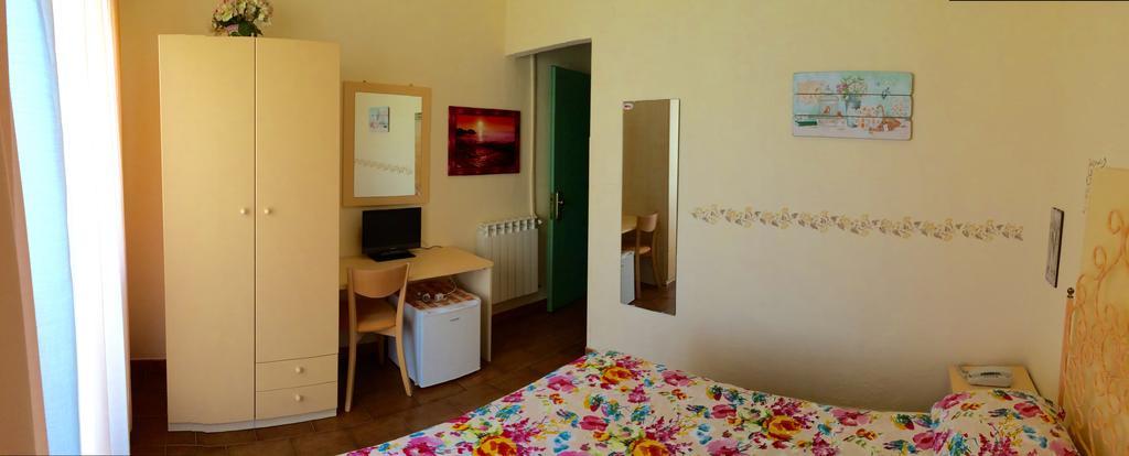 מרינה די צ'צ'ינה Lungomare Hotel מראה חיצוני תמונה