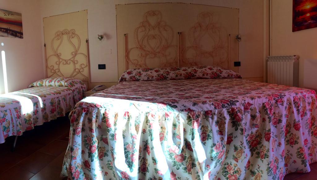 מרינה די צ'צ'ינה Lungomare Hotel מראה חיצוני תמונה