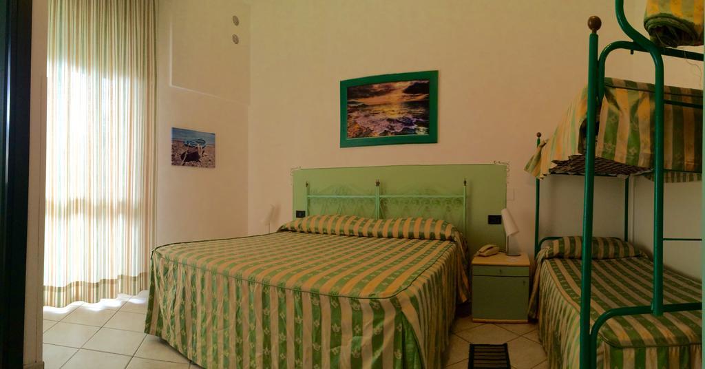 מרינה די צ'צ'ינה Lungomare Hotel מראה חיצוני תמונה
